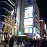 ウッドベリーズ - まずは駅から右手に移動して、その先の信号を北側へと進み