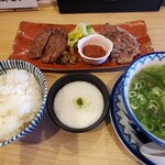 炭焼牛たん 東山 - 料理写真:牛タンと豚タンのランチセット