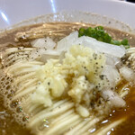 ヌードル＆スパイスカレー 今日の1番 - 限定Aの【高級たまり煮干しかけ※ニンニク入り】 ¥1,000-(税込)