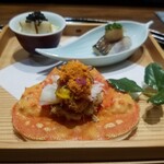 鮨 くまくら - 前菜 … 焼きホタテと茄子のすりながし、カマスのたたき、北海道の噴火湾のせいこ蟹