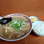 ラーメン大光 - チャーシューラーメン味噌 950円(税込)。
      (チャーシュー脂身多めの切り落とし、ネギ多め)
      ライス少々 100円(税込)。