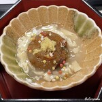 いしどりや懐食 新亀家 - 湯葉入りの銀餡で覆われた蓮根饅頭
