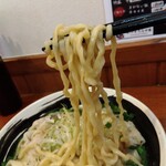 俺の中華たなか家 - 麺リフト⤴️自家製縮れ太麺に醤油スープが絡んできます(*^^*)v