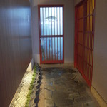 玄関付近は和の佇まい