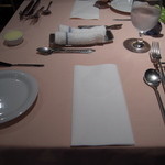 淡いピンクのテーブルクロスが印象的