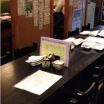 北陸旬彩 きど新 - 201311　きど新　店内中央テーブルまわり⇒