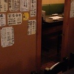 北陸旬彩 きど新 - 201311　きど新　店内中央テーブルまわり⇒壁にはメニューがたくさん！