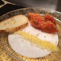 匠 - 焼きトマトのファーストディッシュ 鉄板アミューズ匠スタイルです。手前の黄色いのはお塩。トマト汁をパンに付けて食べても美味しい♪
                  Amuse Bouche TAKUMI Style
                  
