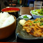 ハイカラ餃子酒場 - 特製！生姜焼き定食(数量限定) 850円、ご飯大盛り＆サラダのお替り無料になります