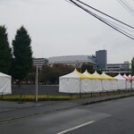 キッチン ブルー グローブ - 公園は明日の産業まつり準備