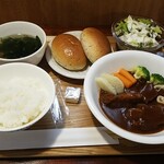 キッチン ブルー グローブ - 牛すね肉のシチューと焼き野菜　グラハムロールパン添え、ご飯はサービスです！
