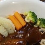 キッチン ブルー グローブ - 備え付けの焼き野菜のアップ