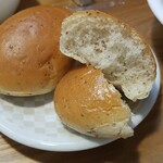 キッチン ブルー グローブ - グラハムロールパンの断面