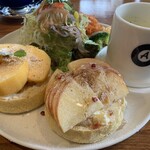 とよのcoffee - 柿ジャムとクリームチーズ クローブの香り
      はちみつ林檎シナモン レアクリームチーズ