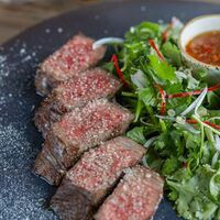 “クライングタイガー”飛騨牛内モモステーキ ホット＆サワーソース