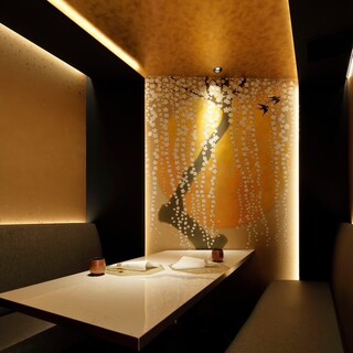 金色の光に包まれた雅な個室。
                                          上品で落ち着いた空間は接待や特別な夜に最適。