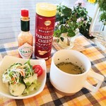 カフェレストラン・アリーノ - サラダとコンソメスープ