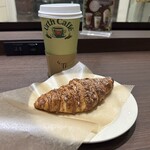 アースカフェ - 本日のコーヒー Lサイズ(660円)
            シナモンクロワッサン(390円)