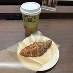 アースカフェ - 本日のコーヒー Lサイズ(660円)
            シナモンクロワッサン(390円)