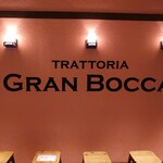トラットリア グランボッカ - 店舗入口にある、店舗の看板