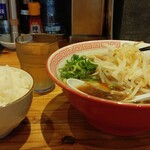 223870234 - 尾道ラーメン 麺大盛り(税込)780円＋もやしトッピング (税込)50円+ライス (税込)150円 ※正面から (2023.11.10)