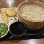 丸亀製麺 - ピカピカ✨のうどん、イカとさつまいもの天ぷらすごく美味しかった。