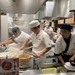 丸亀製麺 - 麺職人さんが沢山いらしてました。