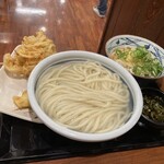 丸亀製麺 - 釜揚げとぶっかけの冷。桶だと乗らないので熱々の器に入れてくれました。気遣いが凄いです。