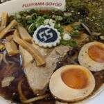 フジヤマ55 - 味玉入りの醤油ラーメン