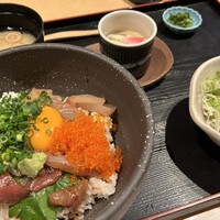 大漁市場 なるみ乃 薬院店 - 海鮮漬け丼定食