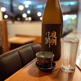 We offer a variety of local alcoholic beverages, including sake carefully selected by the owner.