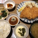 やよい軒 - アジフライ定食、蒸し鶏と海藻の小鉢