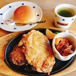 Suteki No Don - 日替わり（木）
                        ハンバーグ（130g）&チキン&牛トマト煮
                        ハーフチキングリル→チキングリル（2倍）＋300円