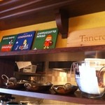 シュリ シュリ - 可愛い店内。この席だと、キッチンの方と目が合う近さ(笑)