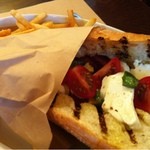 シュリ シュリ - モッツァレラとミニトマトのパニーノ。パンが香ばしくて美味しい(かなり大きめ)