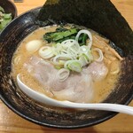 クリーミーTonkotsuラーメン 麺家 神明 - 