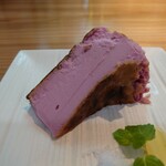 Teppan Uechan - 紫色なさつまいも系な味わいのする
                      ほんのりとチーズケーキの
                      酸味感あるお上品な美味しい味わい
                      
                      お値段が高く感じるのは致し方ない❔
