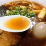 支那そば心麺 - 白メンマの正油ラーメン
      
      表面の鶏油多めで、甘みがあり、正油の酸味があります。
      カエシが強く、鶏の旨味が後からやってきます。
      鴨南蛮?や 山形県の鳥中華?のテイスト。
      かけ蕎麦つゆな感じ!?。