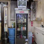 Shina Soba Shimmen - 豪華アルコールが、保存される冷蔵庫の上に、
      鎮座するブラウン管テレビ＆VHS!!