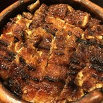 あつた蓬莱軒 - ご飯の間にもうなぎ様が隠れてました。意外と深めでご飯の量あります。