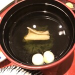 あつた蓬莱軒 - 肝吸いでなくても美味しいお吸い物。湯葉に逢の文字が。写真下手。笑