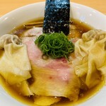 飯田商店 - ワンタン 左:比内地鶏 右:純粋金華豚