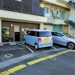 花浅葱 - 前日に駐車場確認に行ってみた。左二台分が花浅葱さんの駐車場。左は花浅葱の車。右は私の車ですが、普通車は歩道にはみ出してしまう。軽自動車の前向きを推奨。