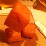 シュリ シュリ - 熱々のパネッレは、キンキンに冷えたスプマンテと良いコンビ。