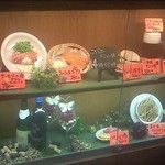 京ダイニング八条 - 店外の食品見本。フィッシュ＆チップスなどビールに合う料理が誘惑してくれます