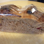 トゥルートゥリー - カシューナッツとクランベリーライ麦パン　カカオの生地にカシューナッツとクランベリー