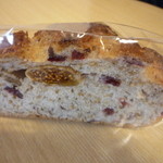 トゥルートゥリー - 金ゴマといちじくとクランベリーのライ麦パン　1/2　168円