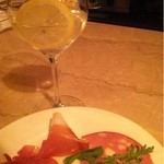 シュリ シュリ - 空いてる時間を狙えば、バンコで立飲みさせてくれます。