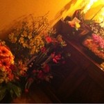 シュリ シュリ - オープンの頃のお花いっぱいな店内。