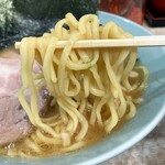 横濱ラーメン あさが家 - 酒井の麺は普通茹ででモッチリ。